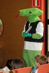 Agüileo, el lagarto lector, es nuestra mascota y va ataviado con vestimenta canaria